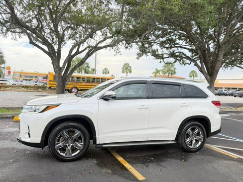 Used 2019 Toyota Highlander Limited Platinum FWD image 2
