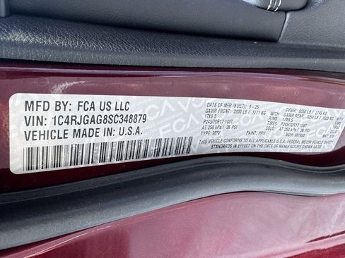 Used 2025 Jeep Grand Cherokee Laredo RWD image 35