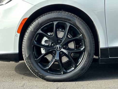 Used 2024 Chrysler Pacifica Limited w/ Uconnect Theater Family Group image 27