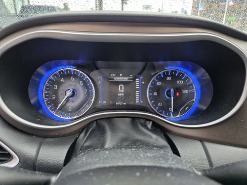 Used 2019 Chrysler Pacifica Touring-L image 14