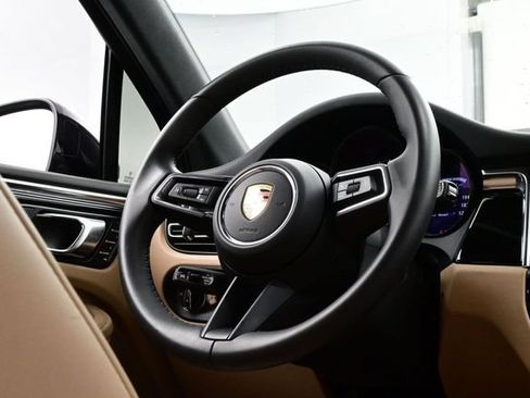 Certified 2025 Porsche Macan AWD/4WD image 21