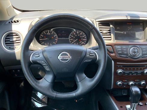 Used 2019 Nissan Pathfinder Platinum w/ Cargo Package FWD image 5