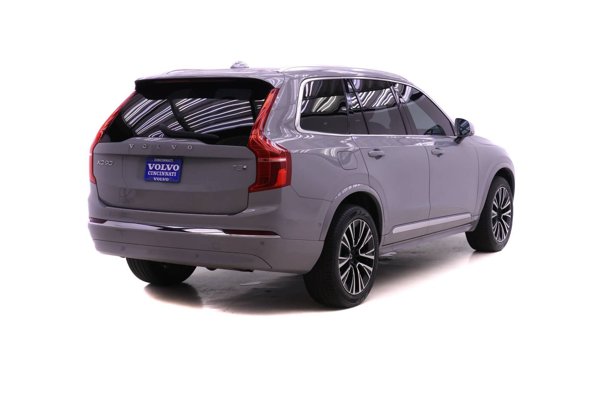 Certified 2025 Volvo XC90 T8 Plus w/ Protection Package Premier AWD/4WD image 4