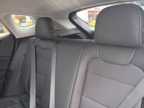 Used 2025 Chevrolet Trax LT w/ LT Convenience Package FWD image 12