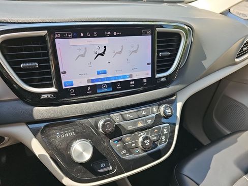 Used 2023 Chrysler Pacifica Touring-L FWD image 21