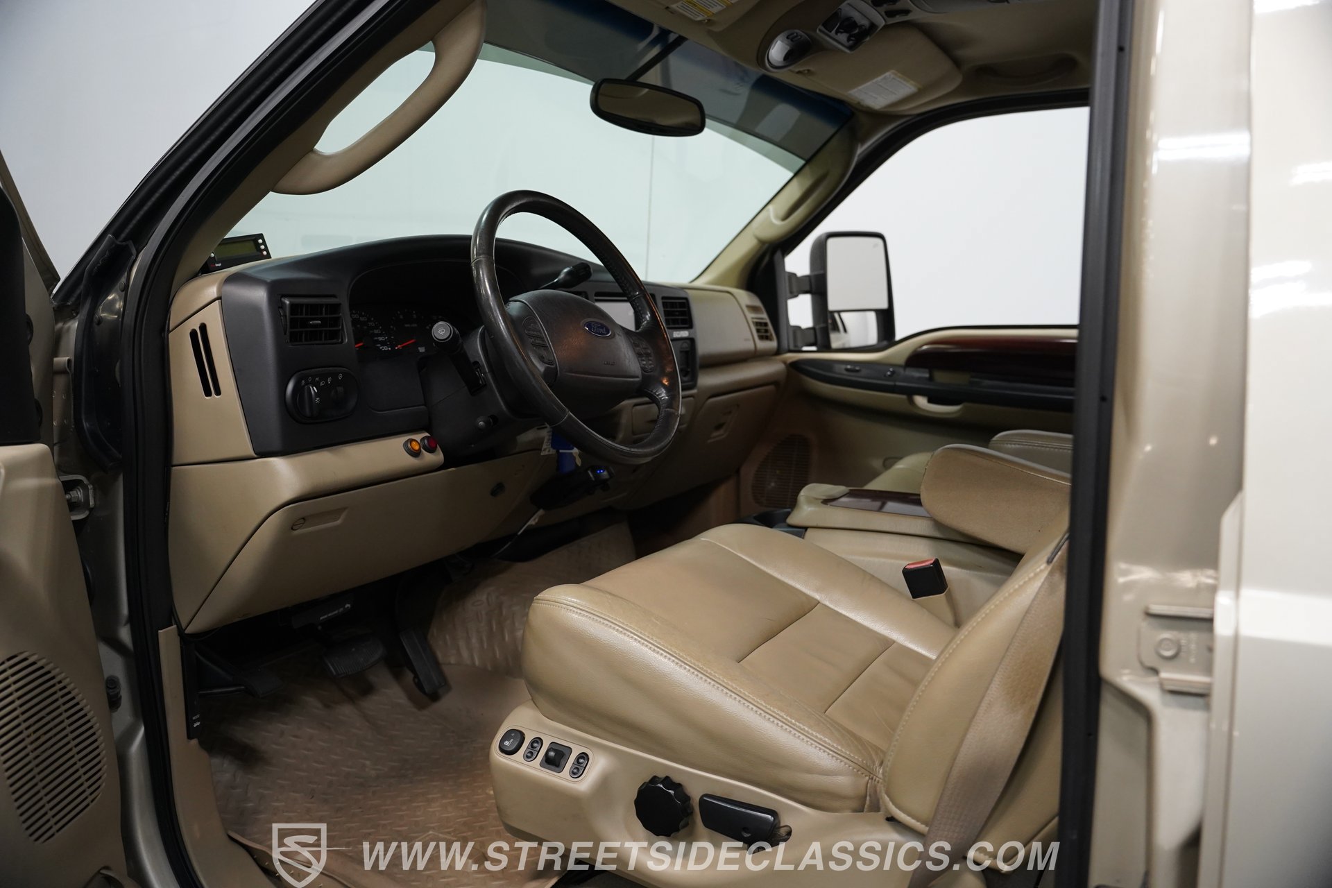 Used 2005 Ford Excursion Limited AWD/4WD image 4