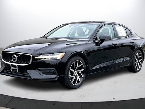Used 2020 Volvo S60 T5 Momentum image 4