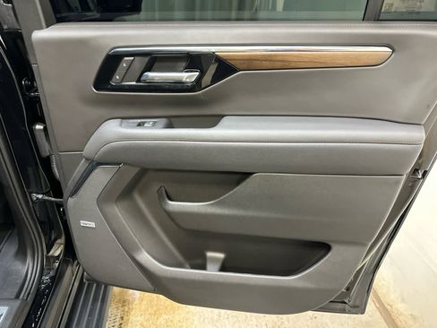 Used 2025 Chevrolet Suburban High Country image 19