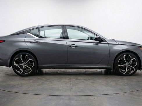 Used 2025 Nissan Altima 2.5 SR image 11