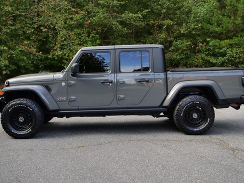 Used 2020 Jeep Gladiator Overland image 28