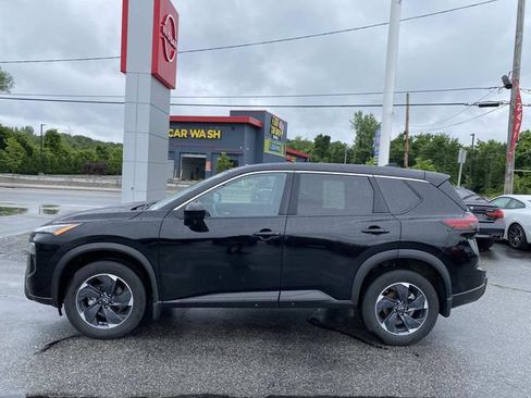 Used 2024 Nissan Rogue SV AWD/4WD image 2