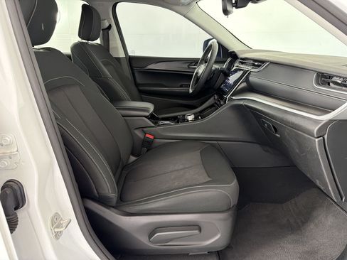 Used 2023 Jeep Grand Cherokee Laredo RWD image 24