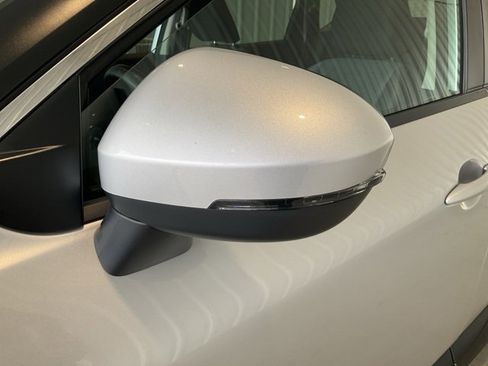 Used 2022 Nissan Rogue SV image 3