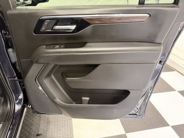 Used 2025 Chevrolet Suburban Z71 AWD/4WD image 31