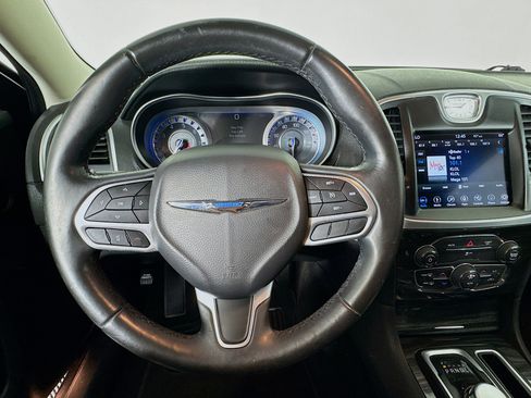 Used 2018 Chrysler 300 Touring L RWD image 11