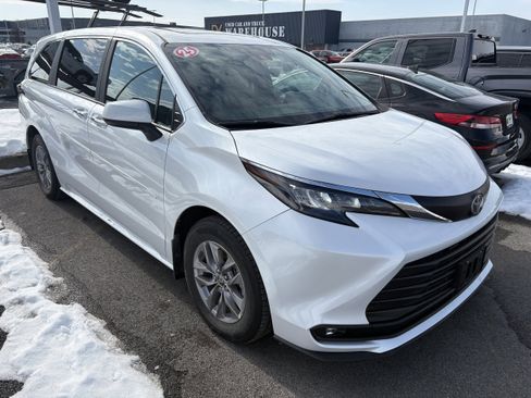 Used 2025 Toyota Sienna XLE image 2