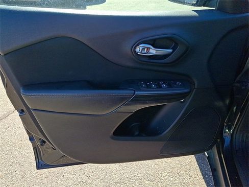 Used 2015 Jeep Cherokee Latitude w/ Cold Weather Group image 9