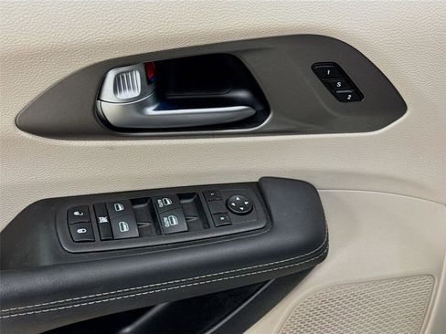 Used 2023 Chrysler Pacifica Touring-L image 17