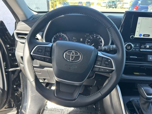 Certified 2025 Toyota Highlander XLE image 27