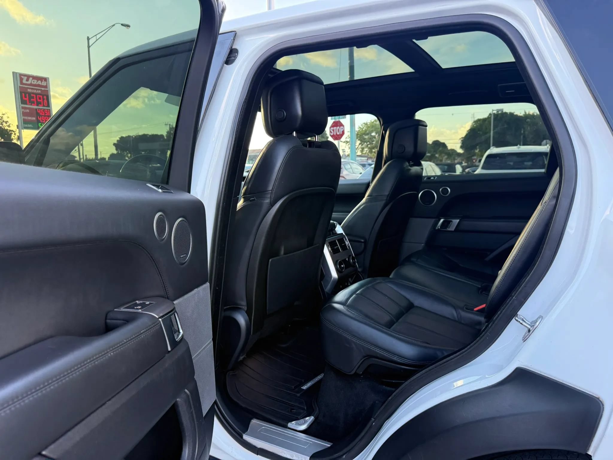 Used 2018 Land Rover Range Rover Sport HSE AWD/4WD image 17