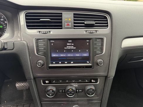 Used 2016 Volkswagen e-Golf SE image 17