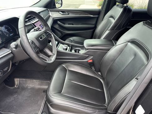 Used 2024 Jeep Grand Cherokee Limited w/ Black Appearance Package RWD image 18