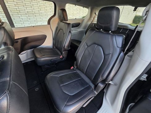 Used 2019 Chrysler Pacifica Touring-L image 9