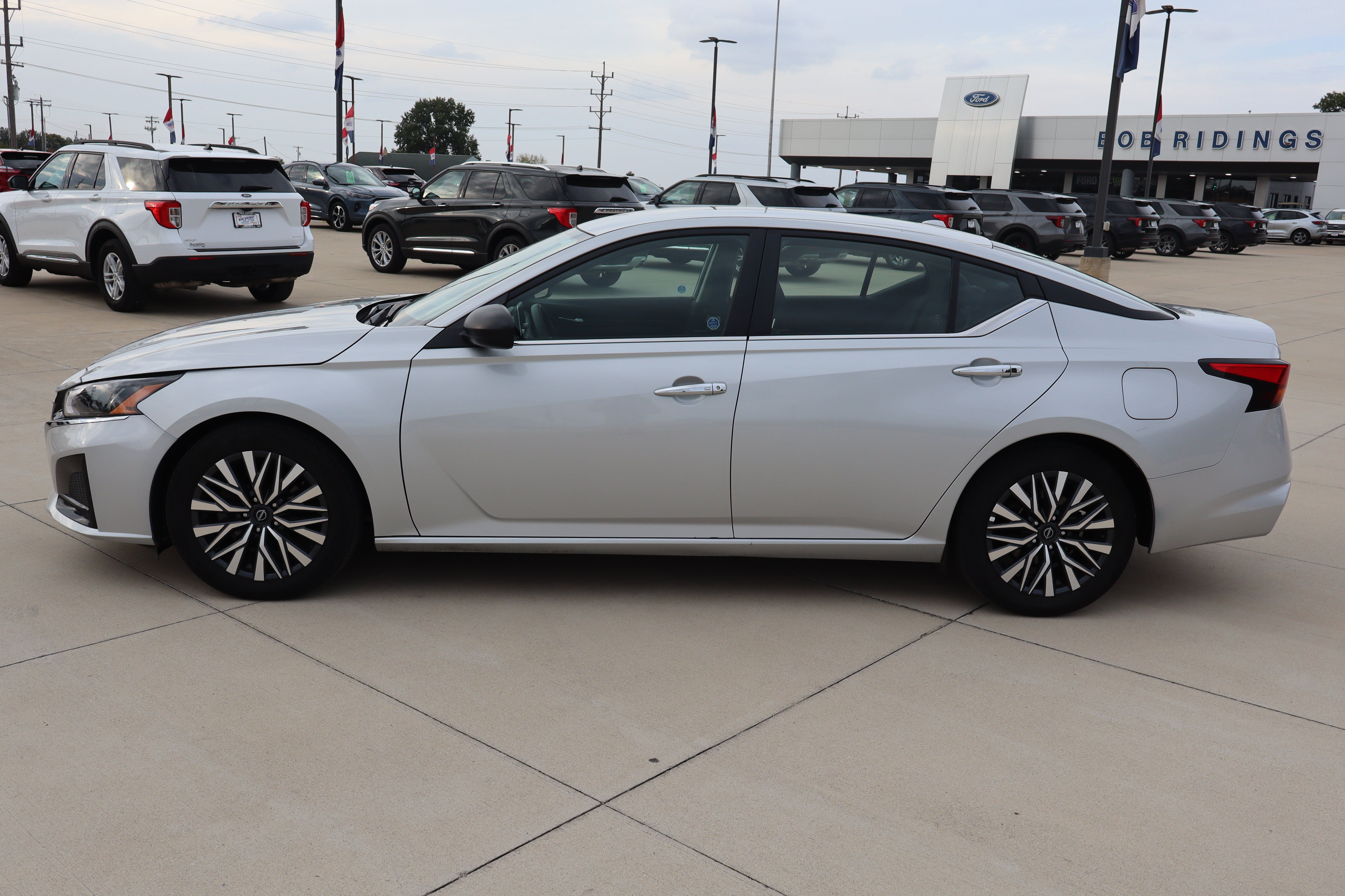 Used 2025 Nissan Altima 2.5 SV FWD image 8