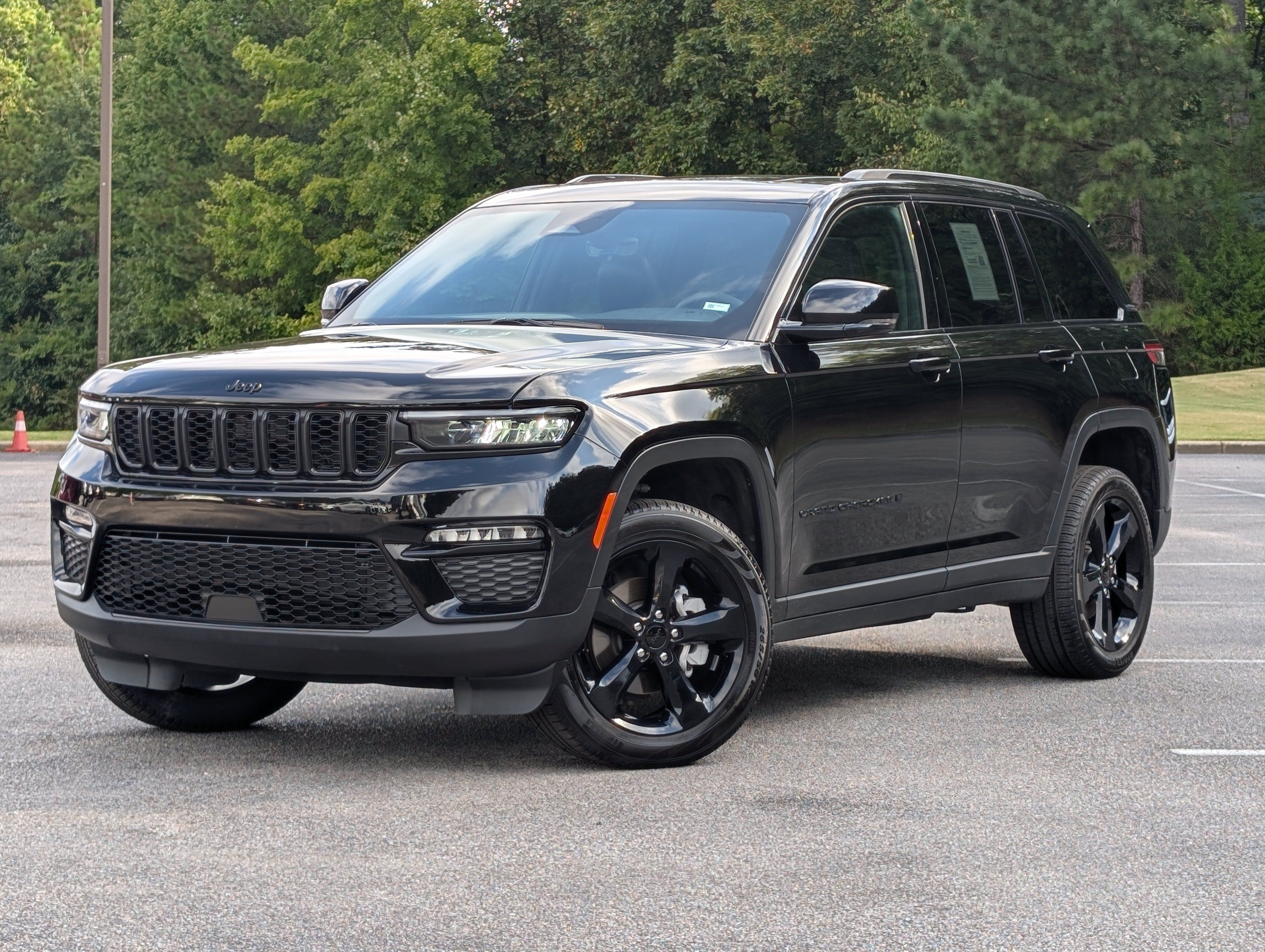 Used 2025 Jeep Grand Cherokee Limited w/ Black Appearance Package RWD image 4