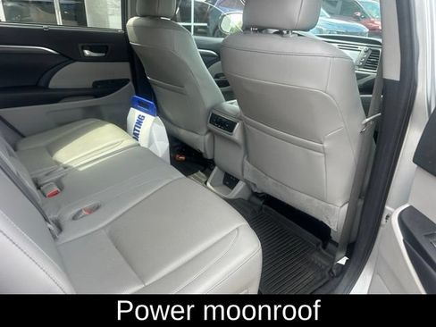 Used 2017 Toyota Highlander Limited FWD image 19