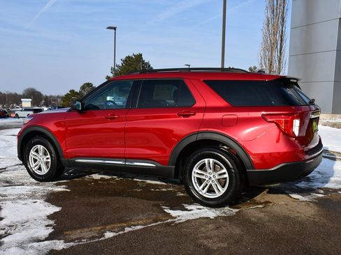 Used 2023 Ford Explorer XLT image 3