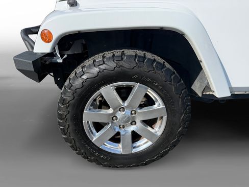 Used 2014 Jeep Wrangler Unlimited Sahara AWD/4WD image 9