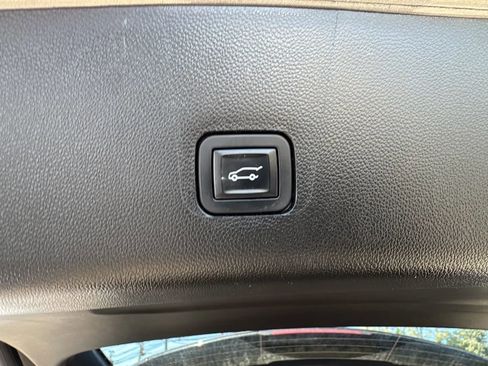 Used 2019 Chevrolet Traverse LT w/ LPO, Floor Liner Package AWD/4WD image 18