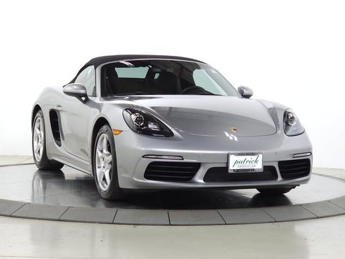 Used 2018 Porsche 718 Boxster RWD image 16