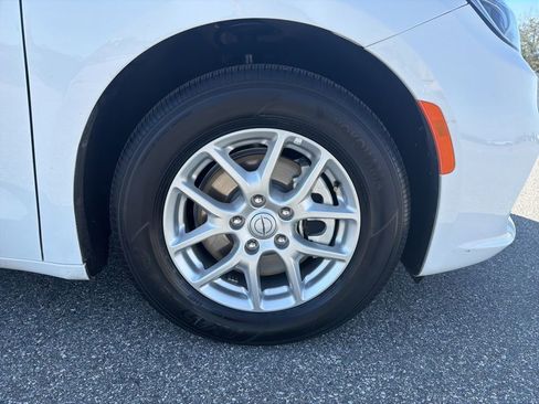 Used 2025 Chrysler Pacifica Select image 4