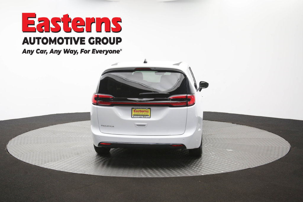 Used 2023 Chrysler Pacifica Touring-L FWD image 42
