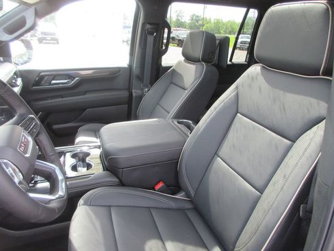 New 2026 GMC Yukon XL Elevation w/ Elevation Premium Package AWD/4WD image 11