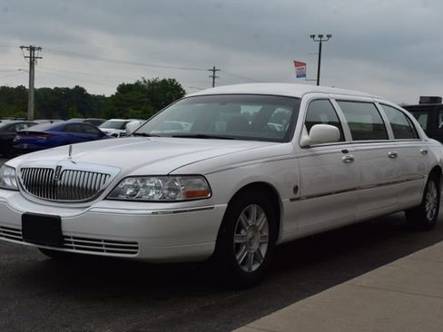 Used 2008 Lincoln Town Car Executive RWD image 14