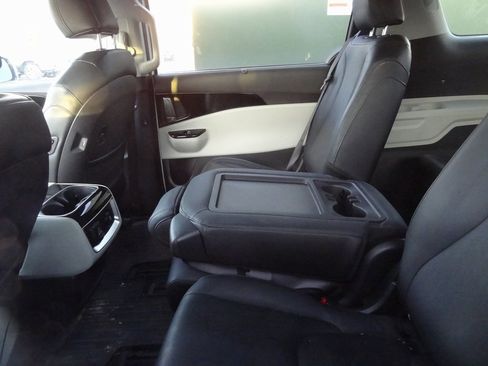 Used 2023 Kia Carnival SX image 6