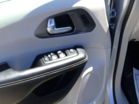 Certified 2024 Chrysler Pacifica Touring-L FWD image 15