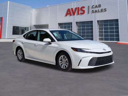 Used 2025 Toyota Camry LE image 3