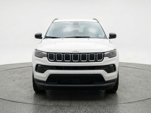 Used 2025 Jeep Compass Latitude AWD/4WD image 2