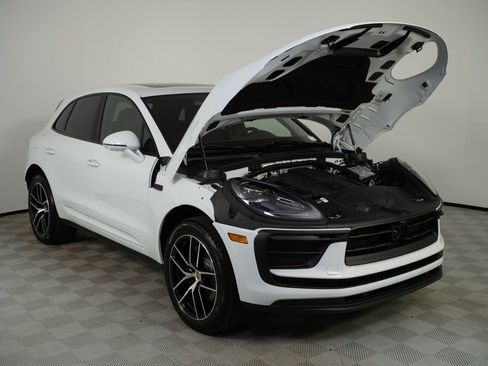 Certified 2026 Porsche Macan AWD/4WD image 34