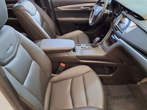 Used 2025 Cadillac XT6 Luxury image 25