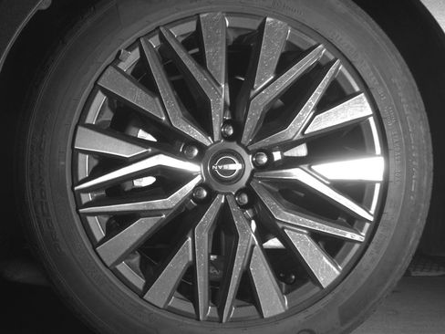Used 2025 Nissan Altima 2.5 SV FWD image 12