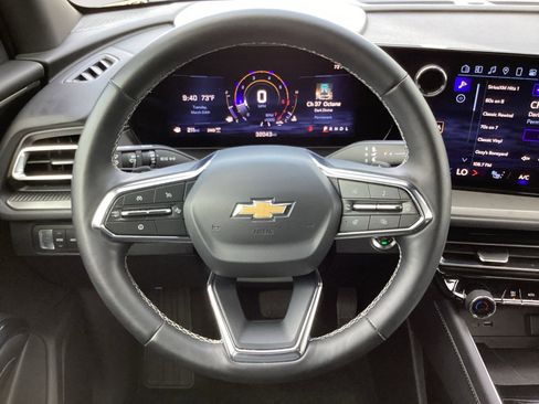 Used 2025 Chevrolet Traverse LT image 18