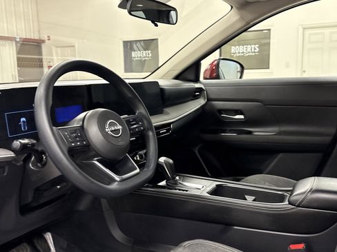 Used 2025 Nissan Kicks SV image 6