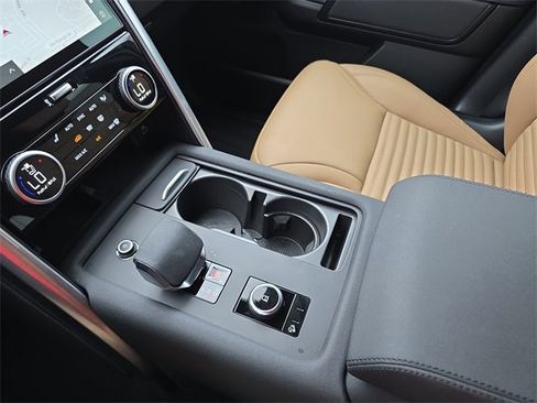 Used 2025 Land Rover Discovery Dynamic SE image 25