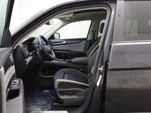 Used 2025 Volkswagen Atlas Peak Edition SE image 5