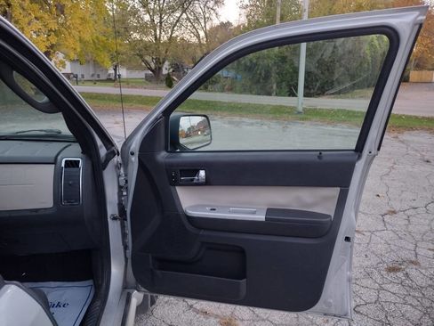 Used 2009 Mercury Mariner 4WD image 12